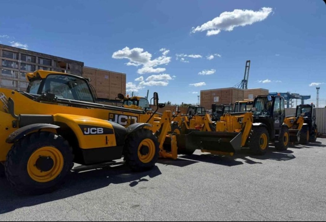  شاحنات النقل الثقيل (Dump Trucks): كفاءة نقل الأنقاض والمواد